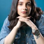 Angana Roy Instagram - Why don't you be the artist and make me out of clay Photograph: @sourav3934 Makeup: @anupdasofficial Styling: @tamashreeroy @_.sayantanim._ @svfbrands ❤️ #jeans #photooftheday #photoshoot #profileshoot #lookbook #blueaesthetic #pipaltree #hotel #photoeveryday #photogram #lookoftheday #photoshoot #instamood #igfashion #fashionbloger #artist #anganaroyy #beachwaves #hairstyles Pipal Tree Hotel - Kolkata