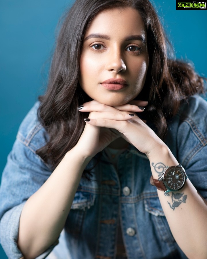 Angana Roy Instagram - Why don't you be the artist and make me out of clay Photograph: @sourav3934 Makeup: @anupdasofficial Styling: @tamashreeroy @_.sayantanim._ @svfbrands ❤️ #jeans #photooftheday #photoshoot #profileshoot #lookbook #blueaesthetic #pipaltree #hotel #photoeveryday #photogram #lookoftheday #photoshoot #instamood #igfashion #fashionbloger #artist #anganaroyy #beachwaves #hairstyles Pipal Tree Hotel - Kolkata