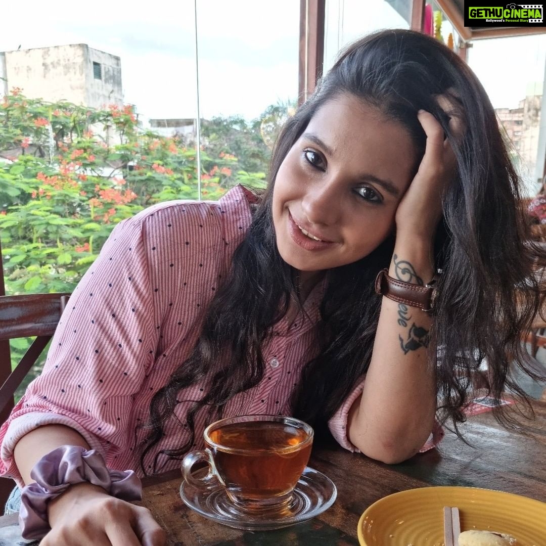 Angana Roy Instagram - I hope you love yourself enough to recognize the things you don't like about your life and I hope you find the courage to change them. 💫 📸@teewishaaaa #tea #darjeelingflush #noedit #nofilter #pinkaesthetic #longhair #cafedecor #minimalist #wednesdaywisdom #hopeful #couragetochange #loveyourself #distressedjeans #shirtandjeansday #fashionblogger #pictureseries Na-Ru-Meg