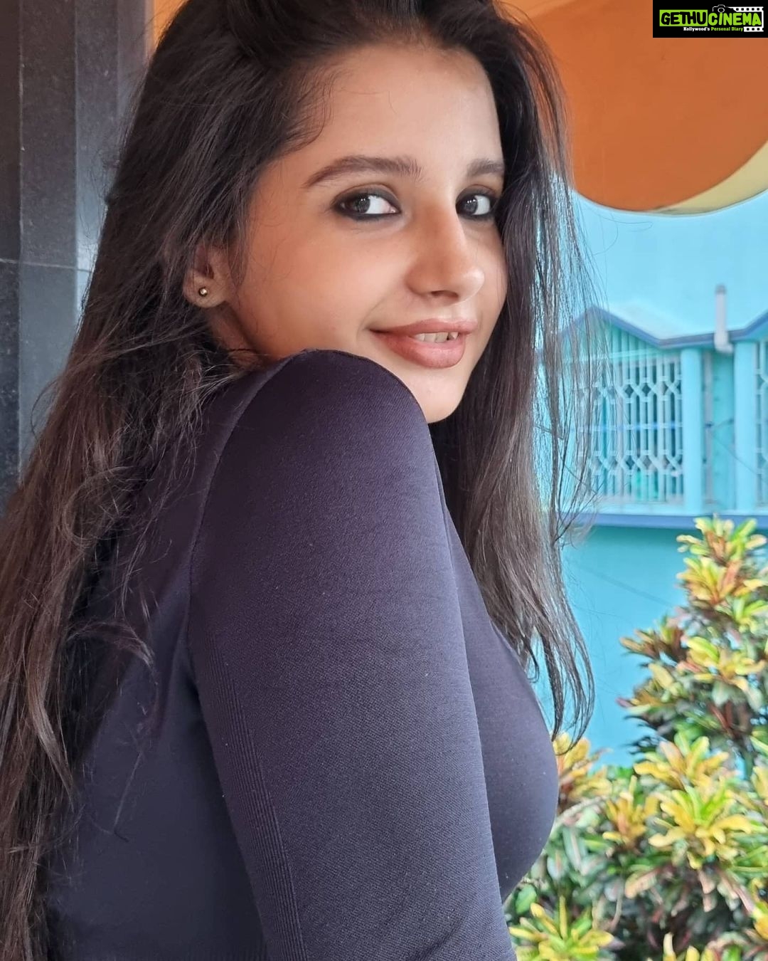 Angana Roy Instagram - Chaos makes the muse. 📷@__senjuti.saha__ #igphoto #photoeveryday #mondaypost #asansoldiaries #portraits_ig #photodaily #picoftoday #smilemore #longhairstyles #messyhairday #pinklipstick #anganaroyy