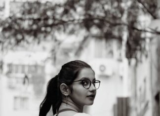 Angana Roy Instagram - Back in Black. 📷@miracle_aligner_ and his aesthetics #bnwportrait #bnwsouls #bwnphotography #portraitmode #wednesdaypost #igerskolkata #latergram #roads #backless #noir #lookoftoday #jusgramm #anganaroy #hairflip #ａｅｓｔｈｅｔｉｃ #somuchtosee #lookbooks #casualoutfit #throwback #winter #throwbackwednesday