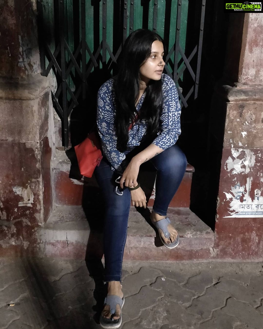 Angana Roy Instagram - There's a beauty in knowing your place in the world In loving yourself and knowing your worth You don´t have to be perfect and never get sad That's not what it means to be honey and glass 📷@ayan.bhattacharjee_ #honey #and #glass #song #lanes #kolkata_igers #redbag #slingbag #portraitphotography #musiclover #streetphotographerscommunity #kolkatastreet #igkolkata #casuallook #outfitinspo #septumrings #vintagefeel #gate #greendoor #aesthetic_photos #newpost #mondayquotes #mondaynightraw #instagramers