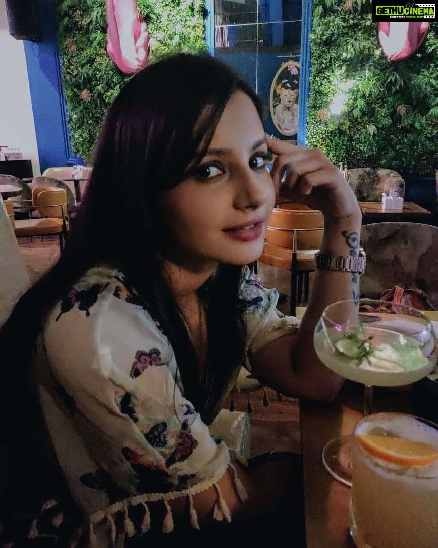 Angana Roy Instagram - It's beginning to look a lot like cocktails. 📷@teewishaaaa #east #side #cocktails #bar #drink #responsibly #gin #soda #theme #artsy #aesthetic #aestheticedits #blush #minimalism #pinklipstick #browgamestrong #mondayvibes #indiaphotoconcept #photograph #straighthair #hair #postoftheweek #mondayblues #marchmadness Barishh