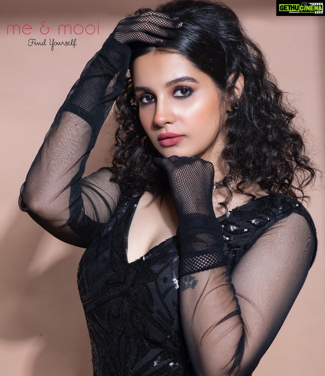 Angana Roy Instagram - Everything is Fair in Love, War and Fashion! πΈ@madsoul_studio_official π@papiyachanda π @clarice_bombay @meandmooi @premmukherjiphotography @riddz_m #fashion #glamtime #glamitup #fashionphotography #fridaypost #moodnation #netdress #blackdress #fashionmagazine #magazinework #photooftheday #winterdays #winterrain #kolkatagram #igdaily #anganaroy #meandmooi #beyou #lovefromA #kohleyes #eyemakeup #glammakeup #gloves #thatcurlgurl