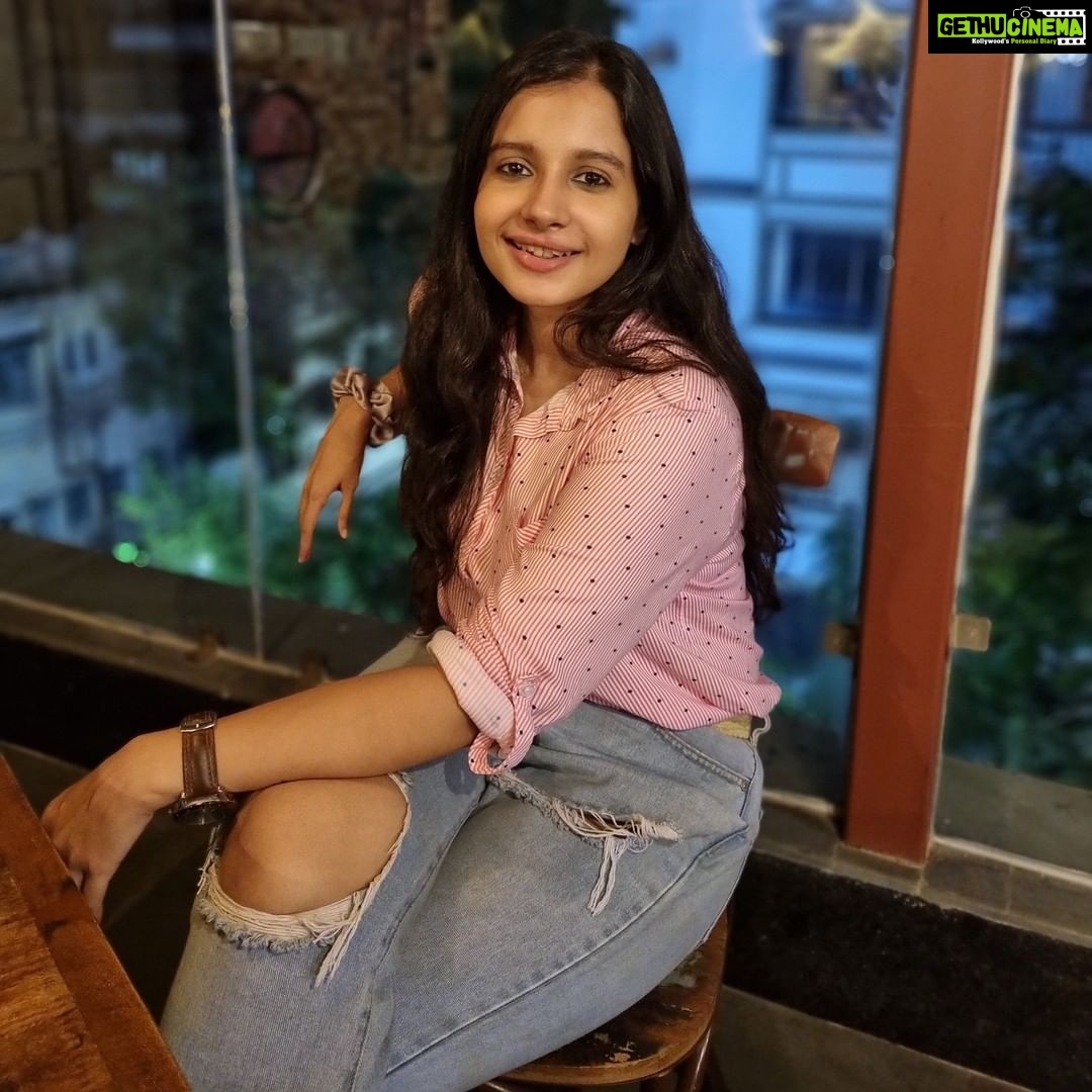 Angana Roy Instagram - I hope you love yourself enough to recognize the things you don't like about your life and I hope you find the courage to change them. 💫 📸@teewishaaaa #tea #darjeelingflush #noedit #nofilter #pinkaesthetic #longhair #cafedecor #minimalist #wednesdaywisdom #hopeful #couragetochange #loveyourself #distressedjeans #shirtandjeansday #fashionblogger #pictureseries Na-Ru-Meg