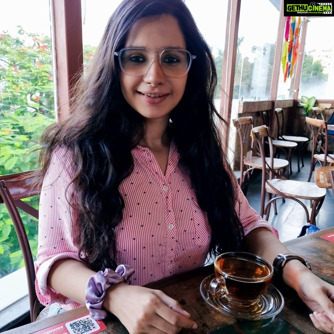 Angana Roy Instagram - I hope you love yourself enough to recognize the things you don't like about your life and I hope you find the courage to change them. 💫 📸@teewishaaaa #tea #darjeelingflush #noedit #nofilter #pinkaesthetic #longhair #cafedecor #minimalist #wednesdaywisdom #hopeful #couragetochange #loveyourself #distressedjeans #shirtandjeansday #fashionblogger #pictureseries Na-Ru-Meg