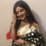 Angana Roy Instagram - And I shoot through the night, And suddenly all those once lost concoctions froth, And chase the day way. Well, I have a thing for hazy pictures.🙄 #saree #artsy #bnw_zone #ａｅｓｔｈｅｔｉｃ #devi #eyemakeupideas #blackandwhite #tuesdaymood #tuesdaynights #vibes #deckedup #womenempowerment #womanpower #hazy #candidshots #instagood #candidphotography #portrait_vision #blousedesigns #jhumkas #gold #jewellery #jewellerydesign #instadaily #tuesdayquotes #different #laughter #moments