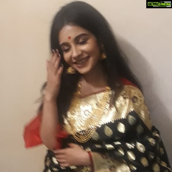 Angana Roy Instagram - And I shoot through the night, And suddenly all those once lost concoctions froth, And chase the day way. Well, I have a thing for hazy pictures.🙄 #saree #artsy #bnw_zone #aesthetic #devi #eyemakeupideas #blackandwhite #tuesdaymood #tuesdaynights #vibes #deckedup #womenempowerment #womanpower #hazy #candidshots #instagood #candidphotography #portrait_vision #blousedesigns #jhumkas #gold #jewellery #jewellerydesign #instadaily #tuesdayquotes #different #laughter #moments