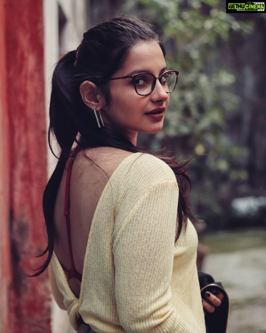 Angana Roy Instagram - Where the streets have no name. 📷@miracle_aligner_ #photooftheday #bestoftheday #yellow #cityofjoy #calcutta #redandyellow #backless #backlesstop #aesthetic #frames #igerskolkata #kolkata_lanes #portraitphotography #redwalls #kolkatastreets #chasmish #wintersun #streetstyle #ponytails #artistofinstagram #tweegrams #instaartsy #nailpolish #streetstylefashion #streetwear #indiapictures #streetphotographyindia #lookingback #earrings #nomakeupmakeuplook