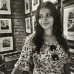 Angana Roy Instagram - 𝙸𝚝'𝚜 𝚖𝚞𝚌𝚑 𝚕𝚎𝚜𝚜 𝚙𝚒𝚌𝚝𝚞𝚛𝚎𝚜𝚚𝚞𝚎 𝚠𝚒𝚝𝚑𝚘𝚞𝚝 𝚑𝚎𝚛 𝚌𝚊𝚝𝚌𝚑𝚒𝚗𝚐 𝚝𝚑𝚎 𝚕𝚒𝚐𝚑𝚝 𝚃𝚑𝚎 𝚑𝚘𝚛𝚒𝚣𝚘𝚗 𝚝𝚛𝚒𝚎𝚜 𝚋𝚞𝚝 𝚒𝚝'𝚜 𝚓𝚞𝚜𝚝 𝚗𝚘𝚝 𝚊𝚜 𝚔𝚒𝚗𝚍 𝚘𝚗 𝚝𝚑𝚎 𝚎𝚢𝚎𝚜 #photooftheday #portrait_vision #pictureoftheday #sunglass #retrô #retrophoto #vintagefashion #vintagedecor #pondering #kolkata_igers #kolkatagram #igdaıly #igoforsimplicity #igoftheday #café #cafedecor #augusta Uno's India