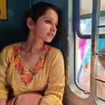 Angana Roy Instagram - सफ़रनामा 📷 @the_revolutionary_road #safarnama #safar #ａｅｓｔｈｅｔｉｃ #colors #colorscheme #colorsofindia #nudepink #localtrain #trains #travelbug #trainphotography #kolkatagram #noedits #kohleyes #wanderlust #accessories #travelbug #ethnicwear #traveling #mytravelgram #indianwear #traveldiary #ınstagood #instapop ##pictureoftheday #july #handbags #nudelip #urgetotravel #hopeful