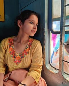 Angana Roy Instagram - सफ़रनामा 📷 @the_revolutionary_road #safarnama #safar #ａｅｓｔｈｅｔｉｃ #colors #colorscheme #colorsofindia #nudepink #localtrain #trains #travelbug #trainphotography #kolkatagram #noedits #kohleyes #wanderlust #accessories #travelbug #ethnicwear #traveling #mytravelgram #indianwear #traveldiary #ınstagood #instapop ##pictureoftheday #july #handbags #nudelip #urgetotravel #hopeful