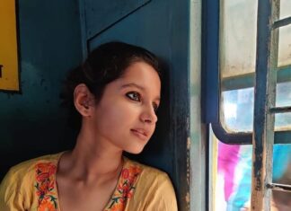 Angana Roy Instagram - सफ़रनामा 📷 @the_revolutionary_road #safarnama #safar #ａｅｓｔｈｅｔｉｃ #colors #colorscheme #colorsofindia #nudepink #localtrain #trains #travelbug #trainphotography #kolkatagram #noedits #kohleyes #wanderlust #accessories #travelbug #ethnicwear #traveling #mytravelgram #indianwear #traveldiary #ınstagood #instapop ##pictureoftheday #july #handbags #nudelip #urgetotravel #hopeful