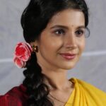 Angana Roy Instagram - Rohini. Tansenertanpura on @hoichoi.tv @hoichoibangladesh @svfsocial @svfmusic #TansenerTanpura #rohini #webseries #tuesdays #tuesdaypost #post #of #the #day #june #flowersofinstagram #sareelovers #sareesofinstagram #redblouse #yellowsaree #bindi #rose