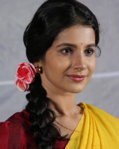 Angana Roy Instagram - Rohini. Tansenertanpura on @hoichoi.tv @hoichoibangladesh @svfsocial @svfmusic #TansenerTanpura #rohini #webseries #tuesdays #tuesdaypost #post #of #the #day #june #flowersofinstagram #sareelovers #sareesofinstagram #redblouse #yellowsaree #bindi #rose