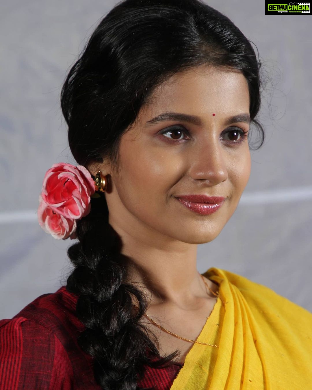 Angana Roy Instagram - Rohini. Tansenertanpura on @hoichoi.tv @hoichoibangladesh @svfsocial @svfmusic #TansenerTanpura #rohini #webseries #tuesdays #tuesdaypost #post #of #the #day #june #flowersofinstagram #sareelovers #sareesofinstagram #redblouse #yellowsaree #bindi #rose