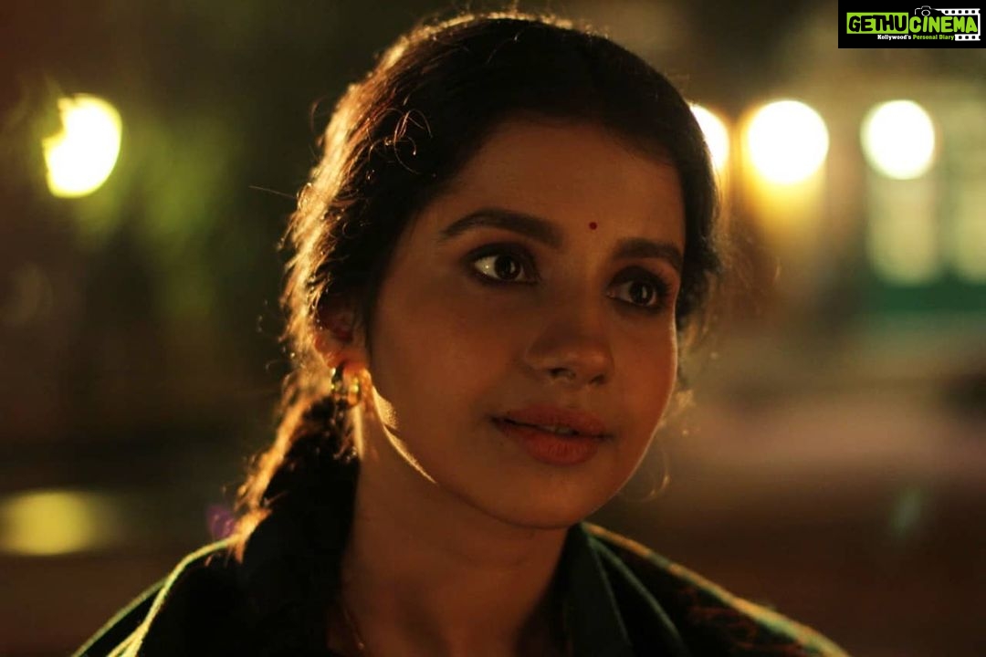 Angana Roy Instagram - Rohini. Tansener Tanpura streaming now on @hoichoi.tv ✨ Thanks @auroria_91 for the picture 😊 #TansenerTanpura #webseries #musical #drama #bengaliwebseries #hoichoi #svf #rohini #set #lighting #shadowwork @hoichoibangladesh @svfmusic @svfsocial @tansenertanpura