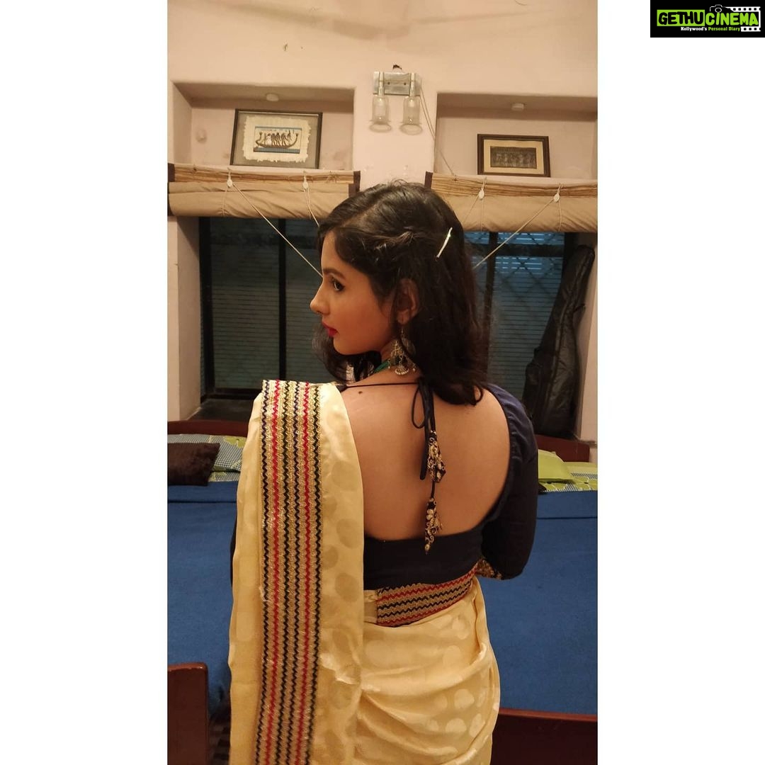 Angana Roy Instagram - Saptami te Saree hobe na? 📷@ayan.bhattacharjee_ #indianlook #durgapuja2020 #kolkatapujo #puja #ethnic #ethnicjewellery #yellowdress #latepost #latenight #sareelover #party #partywear #makeup #makeuplook #eyemakeup #back #hairstyle #septumring #postoftheday #october #october2020 #octobervibes #saptami #kolkatabuzz #kolkatagram #kolkata_igers