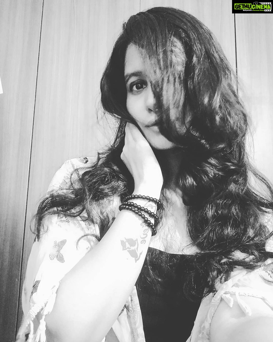 Angana Roy Instagram - Me trying to click a decent picture before a live- Pic 1: Natural Flare Pic 2: Trynna be cute Pic 3: Pseudo Aesthetic Attempt Pic 4: Don't know why I did that Pic 5: Kinda liked it Pic 6: Gave up at that point #instagram #instafashion #beads #natural #hairstyles #messyhair #tattooedgirls #flare #naturalflare #selfie #selfietime #selfiesunday #selfienation #trynnabecute #sundaybumday #sundaythoughts #sundaystyle #hairgrowing #kajal #kohl #bnw_zone #aesthetic #aesthetic_photos #instablog #picturesoftheday #stages