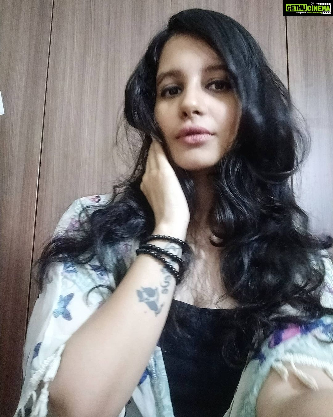 Angana Roy Instagram - Me trying to click a decent picture before a live- Pic 1: Natural Flare Pic 2: Trynna be cute Pic 3: Pseudo Aesthetic Attempt Pic 4: Don't know why I did that Pic 5: Kinda liked it Pic 6: Gave up at that point #instagram #instafashion #beads #natural #hairstyles #messyhair #tattooedgirls #flare #naturalflare #selfie #selfietime #selfiesunday #selfienation #trynnabecute #sundaybumday #sundaythoughts #sundaystyle #hairgrowing #kajal #kohl #bnw_zone #aesthetic #aesthetic_photos #instablog #picturesoftheday #stages