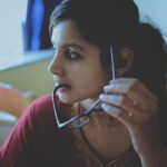 Angana Roy Instagram - 𝘖𝘥𝘶𝘳 𝘦 𝘬𝘰𝘵𝘩𝘢𝘰 𝘬𝘰𝘯𝘰 𝘳𝘢𝘥𝘪𝘰 𝘵𝘦, "𝘌𝘪 𝘱𝘰𝘵𝘩 𝘫𝘰𝘥𝘪 𝘯𝘢 𝘴𝘦𝘴𝘩 𝘩𝘰𝘺." . . . . . . #saturdaypost #throwback🔙 #redaesthetic #kurti #kurtilover #college #classroom #classroomdecor #misscollege #collegephotography #quarantinestories #quarantinedays #lostinthought #vsco #candidphotography #candids #igstyle #instacool #blue #specs #nomakeup #lookbook #portraiturephotography @p.o.r.t.r.a.i.t.u.r.e @indiaportraithub @vsco @kolkatatomumbai @photographers.of.india My Paradise