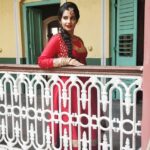 Angana Roy Instagram - इन्तेहाँ हो गई इंतज़ार की ॥ . . . . . #sunday #picofthenight #sundaybest #red #anarkali #anarkalisuits #shoot #character #tansenertanpura #ladyinred #braids #braidstyles #begum #makeup #makeuplook #layering #bangles #goldbangles #lookoftheday #look #there #raunakbai #railing #nazare #portraiture #portrait_vision #oneplusindia #oneplus5 @shot__on__oneplus #india_gram #ig_calcutta @ig_calcutta @vsco @calcutta.ports @portraits_mag Belgachia Raj Bari