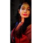 Angana Roy Instagram - 𝑱𝒂𝒃 𝒈𝒊𝒓 𝒂𝒂𝒚𝒆 𝒓𝒂𝒂𝒕 𝒌𝒆 𝒔𝒂𝒂𝒚𝒆 𝒂𝒂𝒏𝒌𝒉𝒐𝒏 𝒑𝒂𝒓 𝑻𝒊𝒎𝒕𝒊𝒎𝒂𝒚𝒆 𝒍𝒂𝒖 𝒎𝒆𝒓𝒆 𝒄𝒉𝒊𝒓𝒂𝒈𝒐 𝒑𝒂𝒓 . . . . . . #saree #sareelove #sareeblousedesigns #sareeselfie #quarantine #quarantinelife #sunset #sunsetphotography #sareenotsorry #sareefashion #orangesaree #indianfashion #indianattire #quarantineartclub #quarantinediaries #neckpiece #sunkissed #sunsetlover