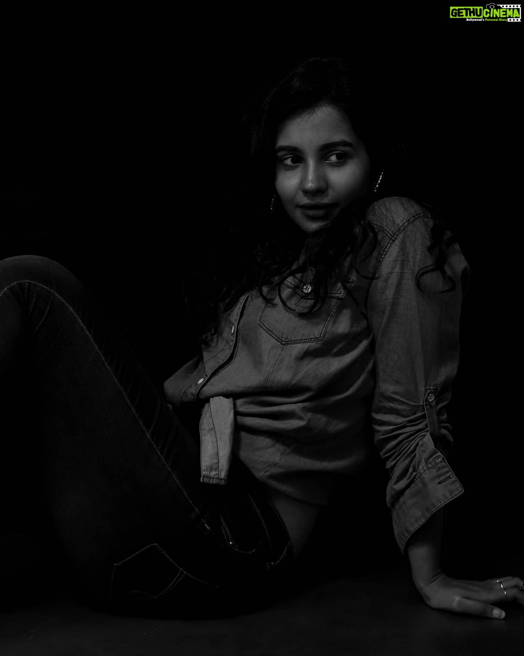 Angana Roy Instagram - ✨✨ 📷@misschanandlerbong14 . . . . . . . #bnwphotography #bnw #portrait #photography #photoshoot #analogphotography #analogarithmic #photofilmy #backtothebase #analogvibes #featuremeofh #etczine #filmbase #artist #pose #inspiroindia #dreamermagazine #dreamer #believer #theunographymag #espritmag