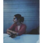 Angana Roy Instagram - Andhero mein hi rehne ke faisle kiye, Toh roshni mein aake, mann kahan lage... . . . . . . . #blue #feelingblue #sundayblues #nofilter #nomakeup #artsy #blueaesthetic #portraits #candid #shadows #dreamnote #bun #messyhair #messybun #weekendmood #monsoon #melancholy #instamood #instago #picoftheday📷 @dreamnoteofficialindia