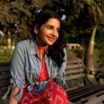 Angana Roy Instagram - Sunset state of mind. 📸 @aaanubhab #sunkissed #sunset #winteriscoming #autumnleaves #naturallightphotography #pictureoftheday #denim #park #bench #wednesday #hoops #hairstyle #instaphoto #stateofmind #weddingseason #pinklips #novembersunset #sunisup #outfitoftheday