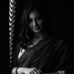 Angana Roy Instagram - और नींद से कह देंगे लोरी कल सुनाने आयेंगे 📸 @__blatherskite_ 🌼 #bnw #bnwportrait #indianoutfit #indianphotoshoot #monochrome #moodnation #mondayvibes #sareedraping #loveforsaree #fashionshoot #indianphotoshoot #musings #portraitmood #aesthetics