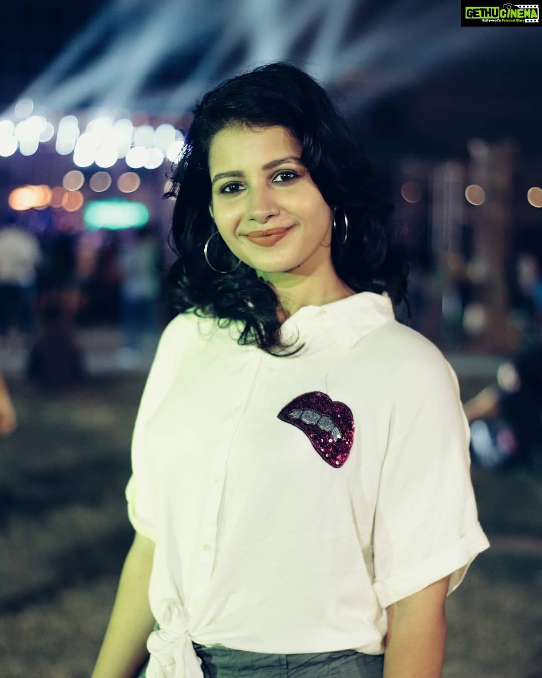Angana Roy Instagram - π«π« . . . . #onelive #music #concert #concertoutfit #photography #kolkata #whitetop #redhouse #friendsconcert #event #lateupload #ootn #crazyfun #kolkata#india_gram #kolkataportraits #portraits @onelive_calcutta @redhouseentertainment @__how.you.doin__ @agneesh_banerjee @sanmitrochatterjee @rishab_redhouse so proud of you guys to pull off something like that in such a short time. Kudosππ @miracle_aligner_ π· Gitanjali Sports Stadium