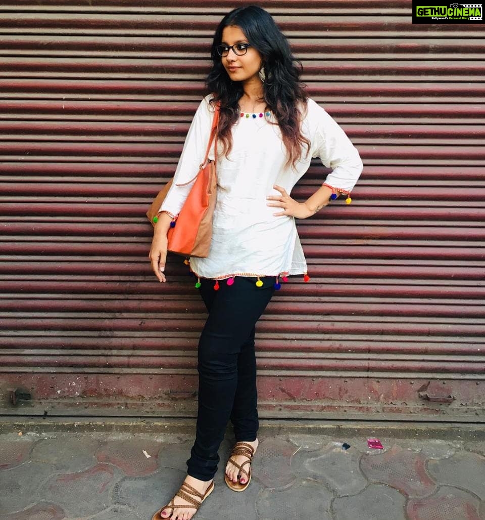 Angana Roy Instagram - With Bagwati! @miracle_aligner_ thanks for the pic! 💫 #casual #aesthetic #white #whitekurta #baggit #streetstyle #streetwear #chappal #igs #igdaily #kolkata #kolkata_igers #instapic #mood #jhumkas #jhumkalove #kolkatadiaries #instagood #thursdays #kolkatagram #bagwati👜 #znmd #instagram #instapicture #background #footpaths #jooti Park Circus