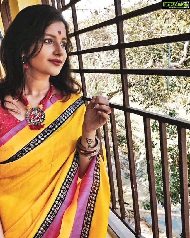 Angana Roy Instagram - इंतज़ार। #yellow #saree #junkjewellery #saraswatipuja #shoot #youtube #sketch #thoughtful #staring #gazingoutthewindow #wishfulthinking #igers #igdaily #picoftheday #intezaar #kolkata #kolkata_igers #ethnic #indianethnicwear #india_gram #bakedrosogolla #laaglebolo #grabaBR Bakhrahat