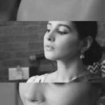 Angana Roy Instagram - Aaoge jab tum Beautifully captured by @__blatherskite_ ❣️ #reelsinstagram #reelwednesdays #reelindia #monochromereel #moodedits #fallvibes