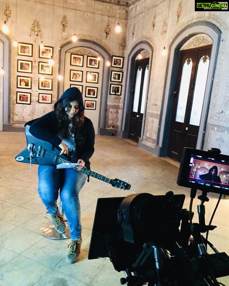 Angana Roy Instagram - Bhobishyoter thikana, chilo ki chilo na..janina..ami janina..🎵🎶 #sheijeholudpakhi #hoichoioriginal #hoichoi #hoichoioriginals #belgachia #rajbari #shoot #webseries #eyewash #comingsoon‼️ Belgachia Raj Bari