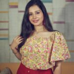 Angana Roy Instagram – Aur tum yoon pareshaan ho kyun?
Hai jaadugari aaj bhi
Tere dil mein hai baki

This beautiful outfit by @blush_tree 💛

#wednesdays #postoftheweek #blushtree #outfitoftheday #gul #currentfav #song #minimalist #artistsoninstagram #bnw_captures #quoteoftheday #anganaroy #yellowtop #pinkskirt #falloutfit #smilemore #yellowandpink #candidpic #swipeleft #designer #vocalforlocal #designerdresses #summerincoming #endoffeb #lovefromA