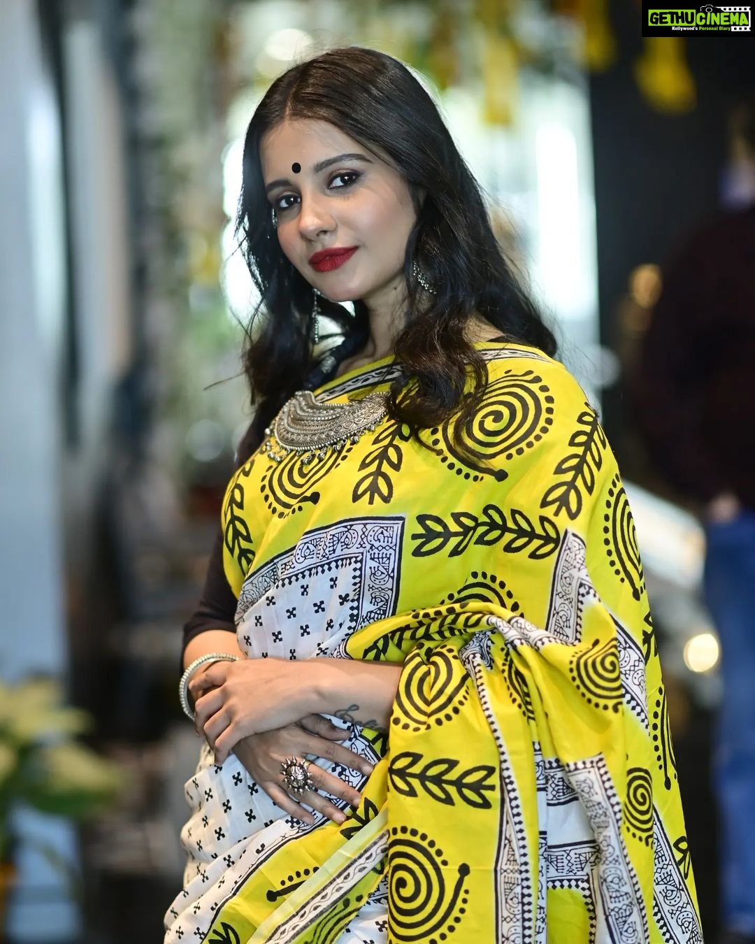Angana Roy Instagram - π«π€ Photographer: @its_your_sahil2646 @sourav3934 Make-up: @sahab1 Hair: @moumitasani #postoftheday #thursdayvibes #throwbackthursday #sareelove #sareefashion #yellowandblack #lookbook #lookoftheday SVF
