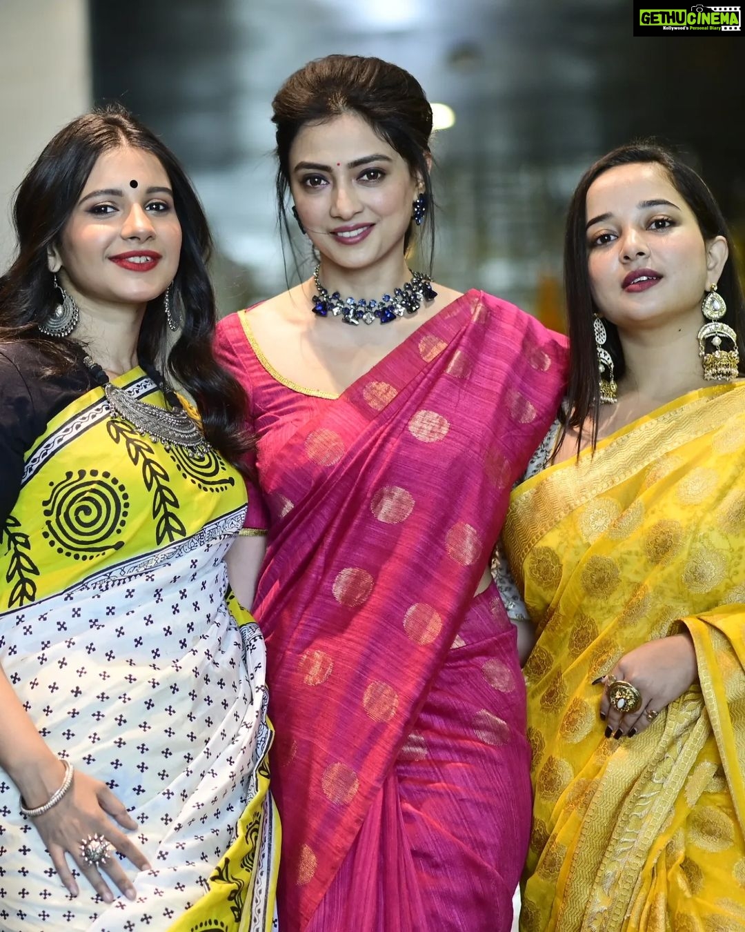 Angana Roy Instagram - Saraswati Puja 2022 💫 Makeup by: @sahab1 Hair by: @moumitasani #svf #saraswatipuja #cinemaasaraswati #anganaroy #artist #sareeday #yellowandblack #lovefromA #homecoming #lukochuri #sundaypost #february