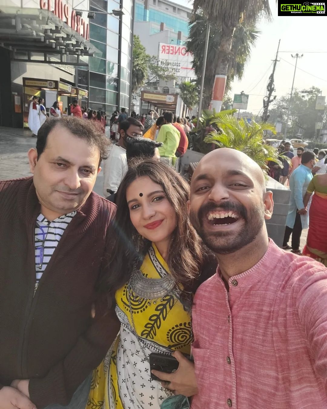 Angana Roy Instagram - Saraswati Puja 2022 💫 Makeup by: @sahab1 Hair by: @moumitasani #svf #saraswatipuja #cinemaasaraswati #anganaroy #artist #sareeday #yellowandblack #lovefromA #homecoming #lukochuri #sundaypost #february