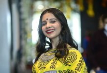 Angana Roy Instagram - Saraswati Puja 2022 💫 Makeup by: @sahab1 Hair by: @moumitasani #svf #saraswatipuja #cinemaasaraswati #anganaroy #artist #sareeday #yellowandblack #lovefromA #homecoming #lukochuri #sundaypost #february