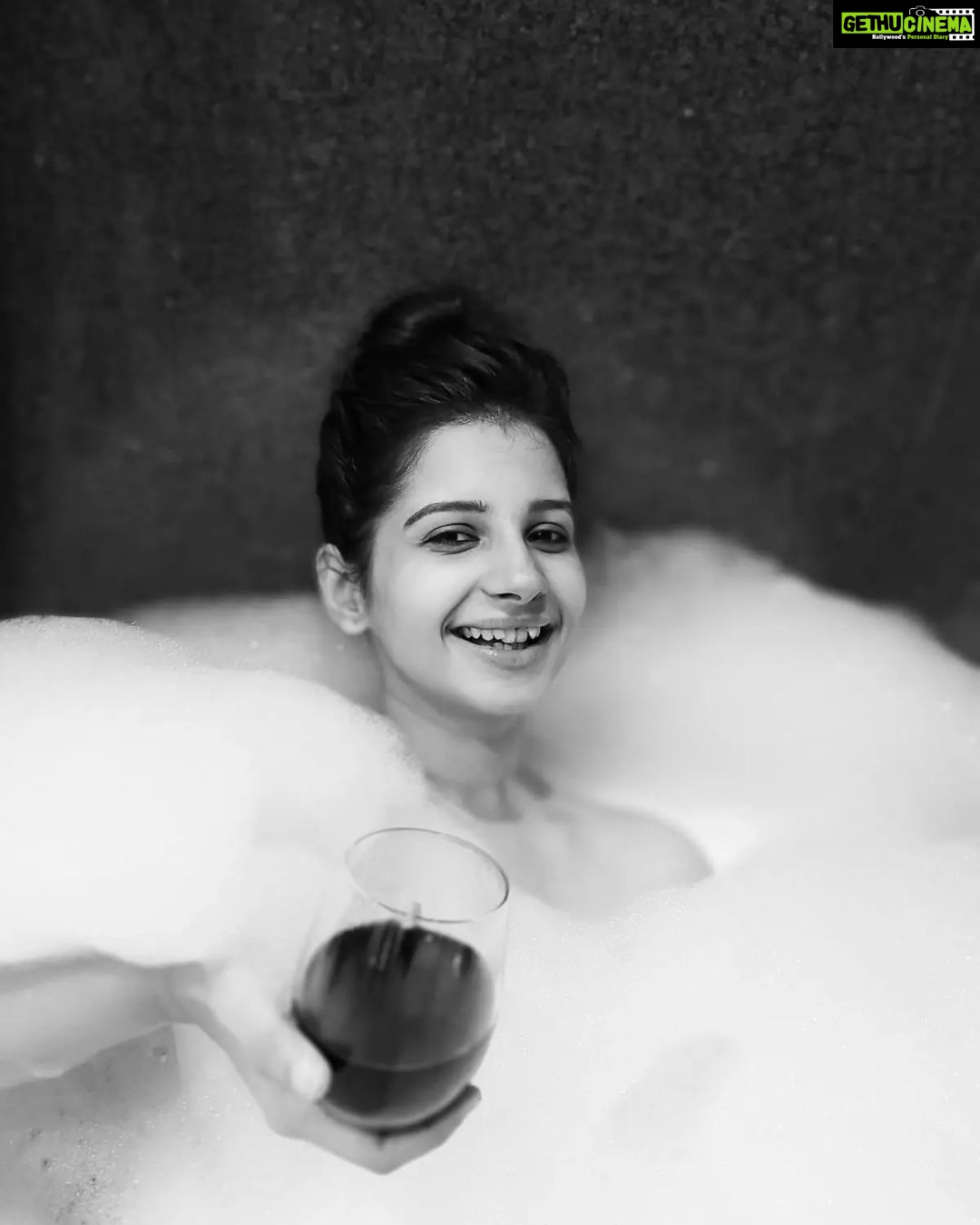 Angana Roy Instagram - Bathtub serenade. 📸@ayan.bhattacharjee_ #blackandwhitefriday #fridaypost #postoftheday #bathtub #monochrome #oberoigrand #serenade #bubblebath #wethair #winelover #wineglass #detailing #wineanddine #lovefromA #nomakeup #clearskin #moodphotography #fridaymood #bathbomb #bathtubgoals #bnwmood #anganaroy #aesthetic