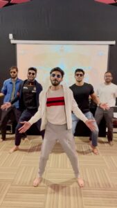 Anirudh Ravichander Instagram - #ArabicKuthu #HalamithiHabibo This was take 5 but still we didn’t get it right 😂 @ashwathvenkat12 @le_sajbro @rp3825 @shivakiran_sridhar @akriz23 . . @nelsondilipkumar @jonitamusic @sivakarthikeyan @sunpictures