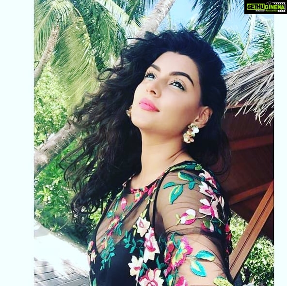 Anisha Ambrose Instagram - In nature, light creates the color. In the picture, color creates the light.....😊 . . . #nature #naturephotography #naturelover #naturelovers #nature_perfection #natureza #nature_brilliance #natureaddict #naturephoto #nature_shooters #greenary #greenary🌳 #beach #beachlife #beachday #tagify_app
