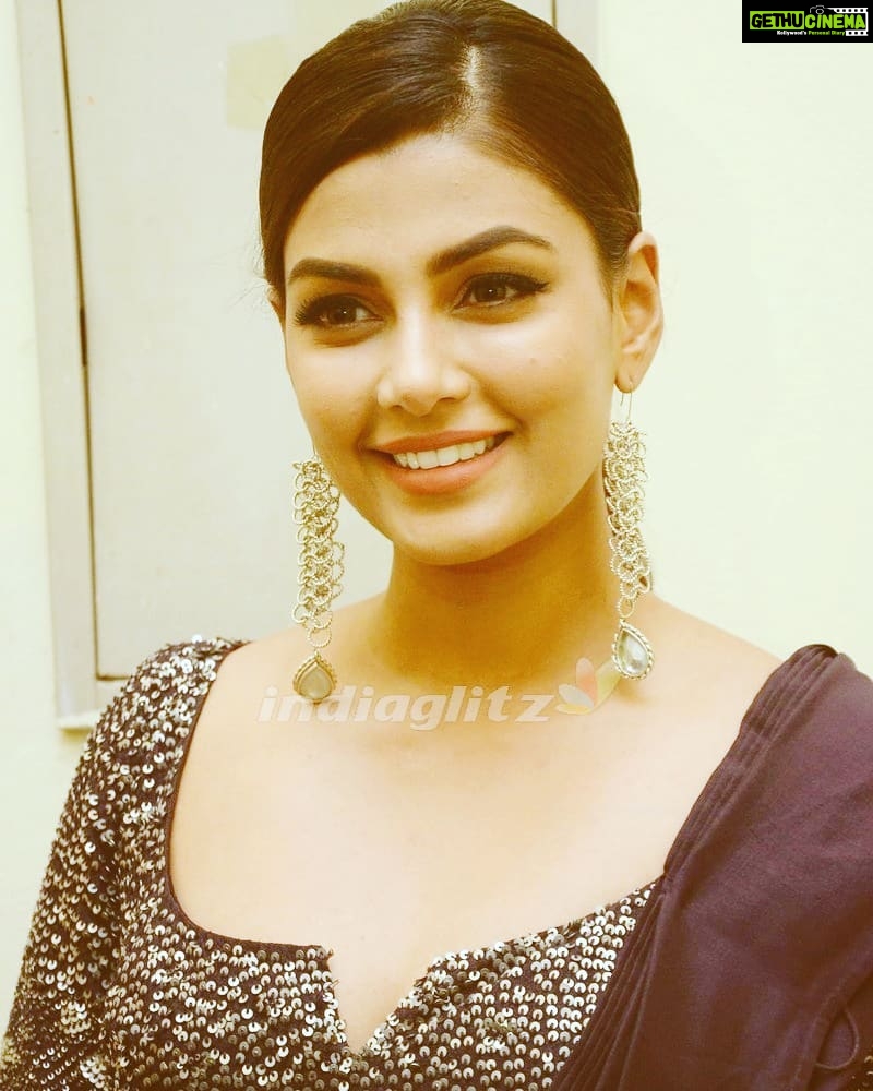 Anisha Ambrose Instagram - “Trendy is the last stage before tacky.”😎 . . . #trendy #trendyclothes #trendyhair #trendyfashion #trendyoutfits #trendykiddies #trendy_tots #trend #trending #hairtrends #fashiontrends #fashiontrend #womensfashiontrends #celebrities #tagify_app