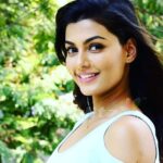 Anisha Ambrose Instagram - “Don't be pushed around by the fears in your mind...😎 . . #makeup #instamakeup #cosmetic #cosmetics #TagsForLikes #TFLers #fashion #eyeshadow #lipstick #gloss #mascara #palettes #eyeliner #lip #lips #tar #concealer #foundation #powder #eyes #eyebrows #lashes #lash #glue #glitter #crease #primers #base #beauty #beautiful