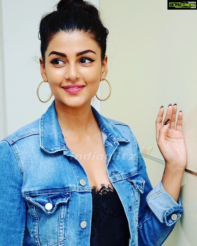 Anisha Ambrose Instagram - Blue Is always perfect.......🥰🥰 . . . #anishafan #anishadieheardfan #moviepromotion #cutiepie #blue #anishaambrose #teluguactress #tollywood #rakulpreetsingh #tamannahbhatia #kajalagarwal #teluguheroines #samanthruthprabhu