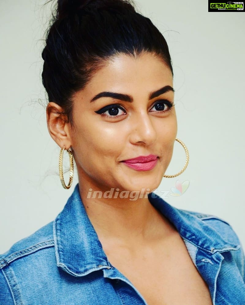 Anisha Ambrose Instagram - Blue Is always perfect.......🥰🥰 . . . #anishafan #anishadieheardfan #moviepromotion #cutiepie #blue #anishaambrose #teluguactress #tollywood #rakulpreetsingh #tamannahbhatia #kajalagarwal #teluguheroines #samanthruthprabhu