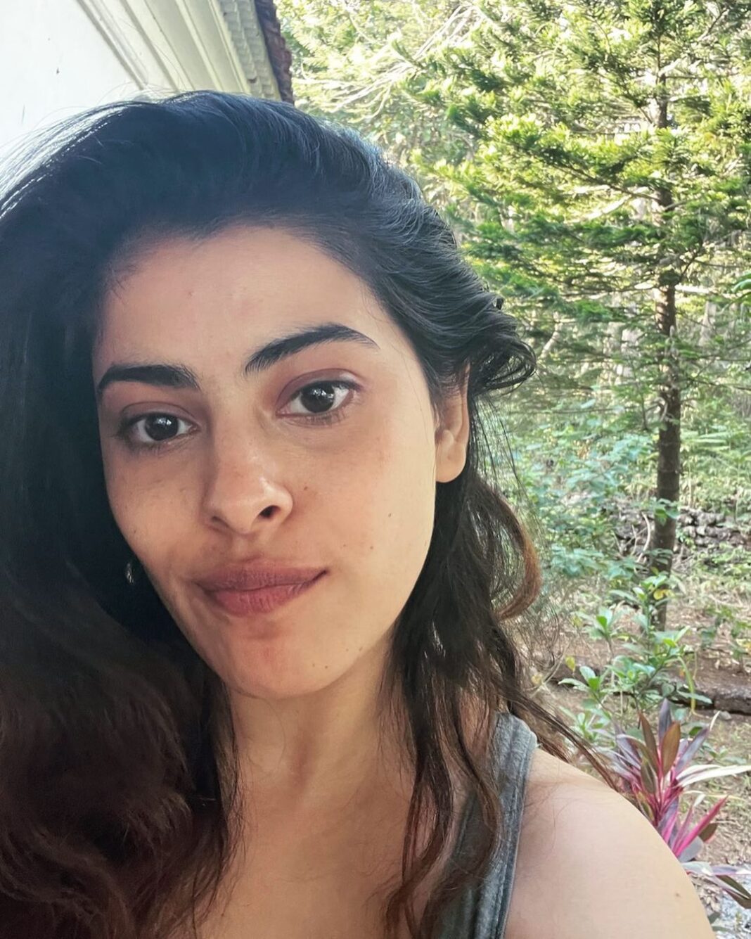 Anisha Victor Instagram - Haan bas aisi hi hu thanks! 🦩 #freckles #nomakeup #messyhair #dontcare #vacation #goa #india Goa