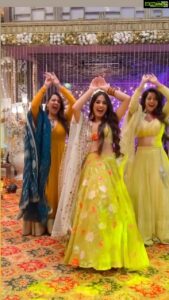 Anita Hassanandani Instagram - Naagin dance to Banta hai 🤪🐍
@anitahassanandani 
@adaakhann 
@colorstv 
@ektarkapoor @muktadhond 
#naagin6 #basantpanchami